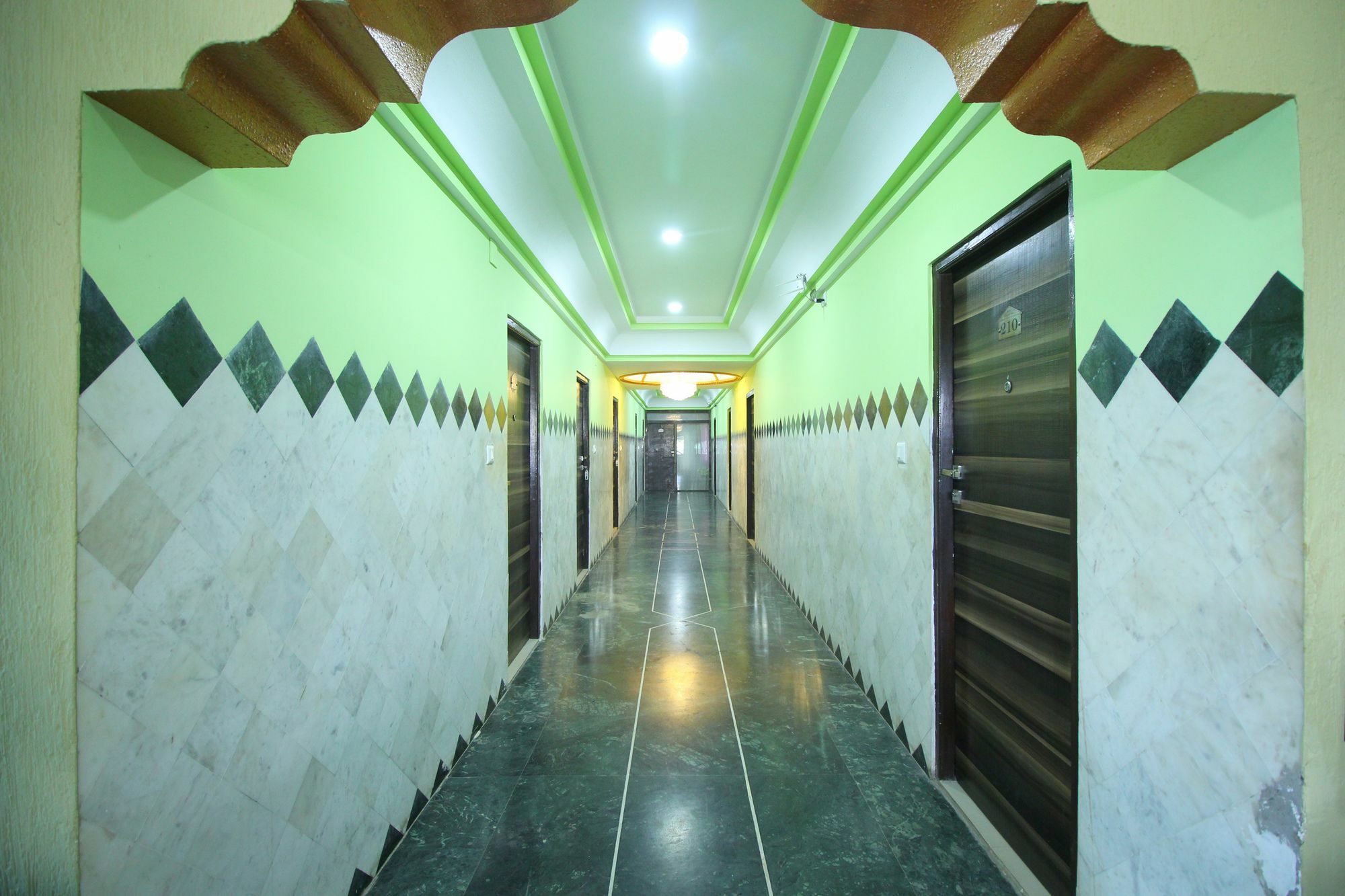 Fabhotel Crystal Inn II - Paldi Char Rasta Ahmedabad Bagian luar foto